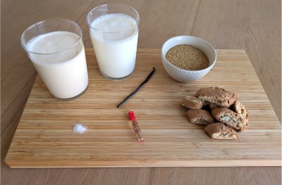 : Zutaten für das EIs auf einem Holzbrett
