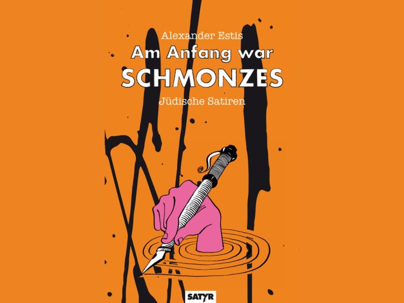 Auf oranger Fläche eine schwarze, abstrakte Linienzeichnung mit einer pinkfarbenen Hand, die ein Messer hält und aus einem schwarzen Kreis mit konzentrischen Linien ragt, darüber weißer Text 'Alexander Estis Am Anfang war SCHMONZES Jüdische Satiren'