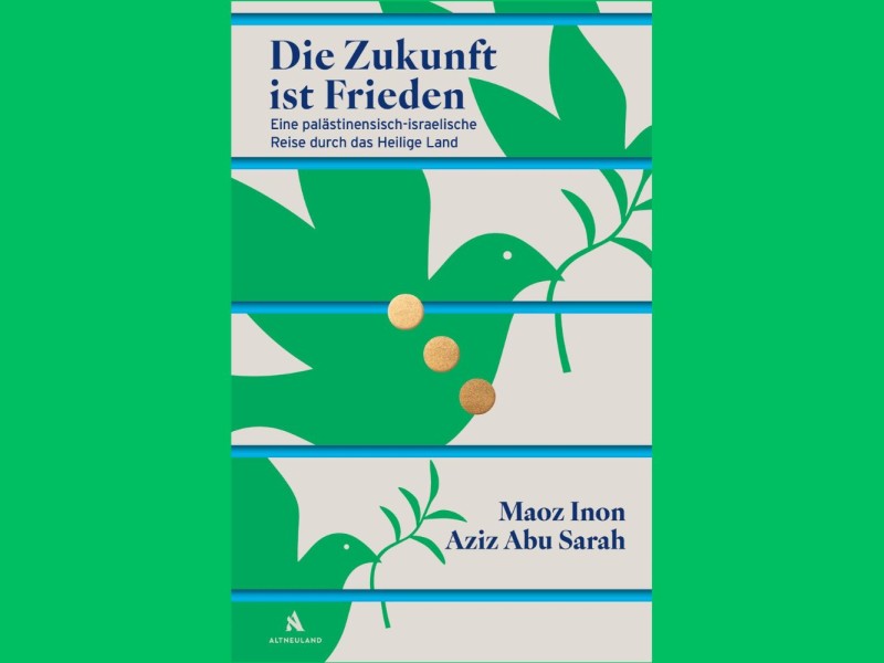 Graphic design with two stylized doves holding olive branches against a green background and the text 'Die Zukunft ist Frieden Eine palästinensisch-israelische Reise durch das Heilige Land Maoz Inon Aziz Abu Sarah'