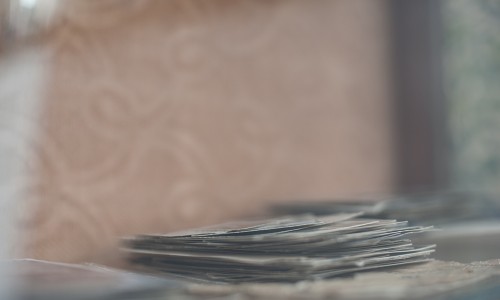 Abstrakte Fotografie mit blättern im Vordergrund