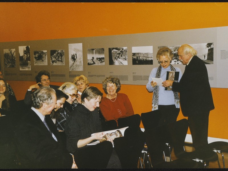Alice Baar (stehend) im Gespräch mit Prof. Kurt Schubert im Jüdischen Museum Wien, 2000