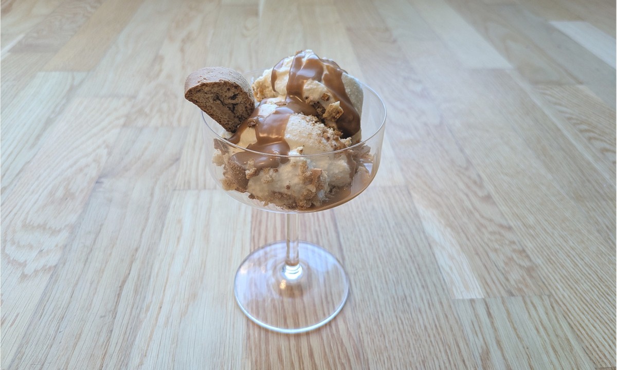 Eisbecher mit zwei Kugeln Eis, Karamellsauce und Mandelbrot