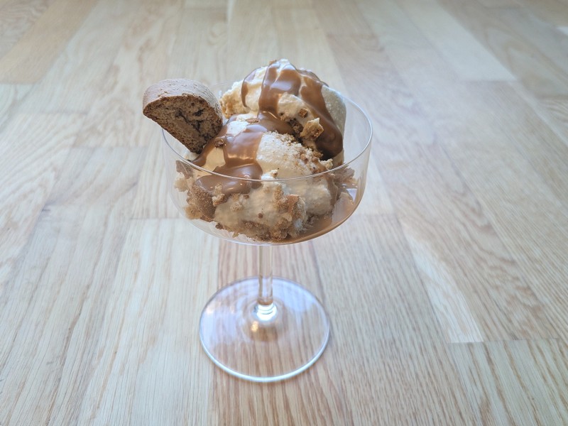 Eisbecher mit zwei Kugeln Eis, Karamellsauce und Mandelbrot