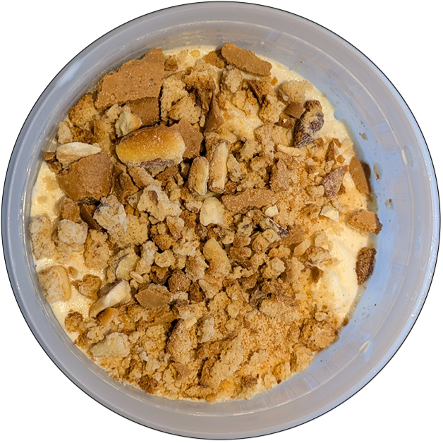 Becher mit Eis und Mandelbrot Krümeln darauf