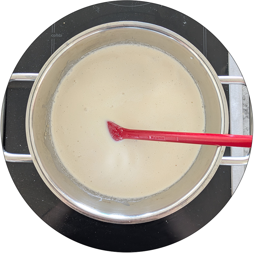 Topf von oben mit Milch-Mischung
