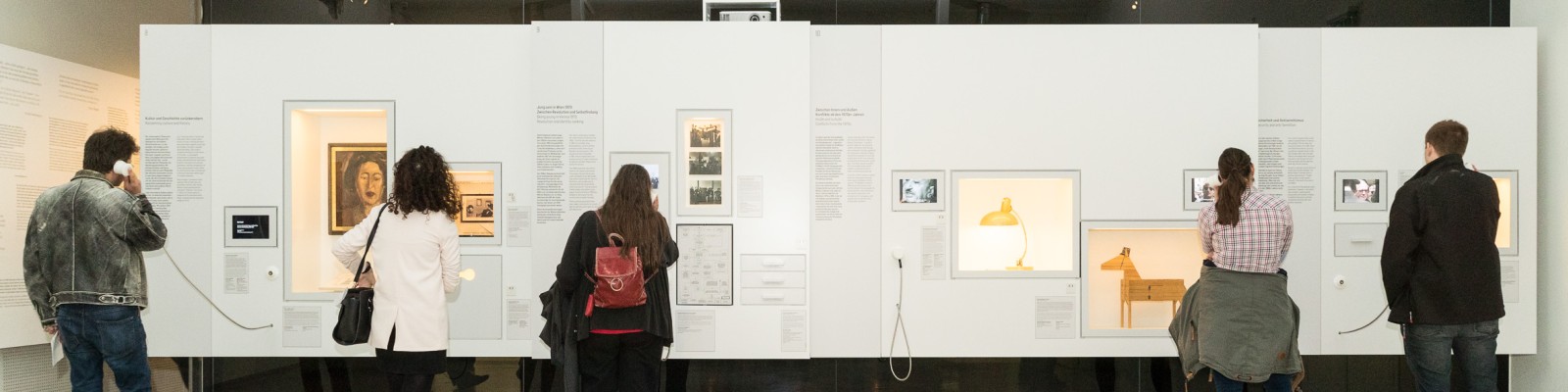 BesucherInnen in der Dauerausstellung